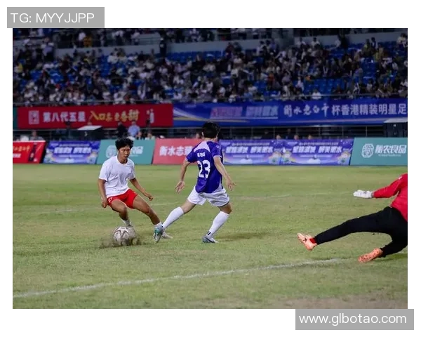 模仿足球明星咬衣服的趣味挑战引发热潮,网友纷纷参与展现创意与幽默